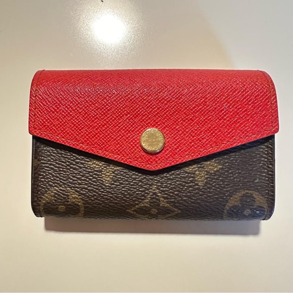 LOUIS VUITTON Monogram Sarah Multicartes Coquelicot - Picture 2 of 12
